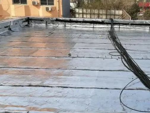 宁洱卫生间漏水维修公司分享下宁洱屋面楼顶防水刚性防水层施工要点。